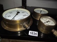 2 pressure gauges and 1 vacuum gauge