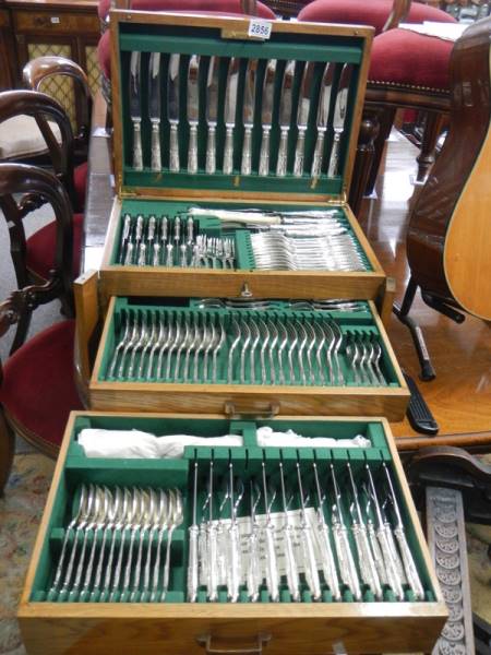 A superb quality canteen of cutlery in a two drawer case. COLLECT ONLY.