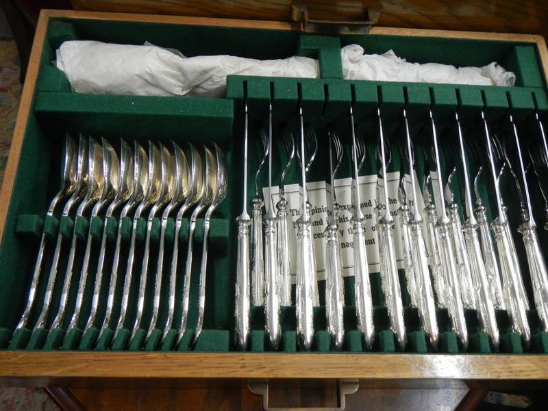 A superb quality canteen of cutlery in a two drawer case. COLLECT ONLY. - Image 2 of 13