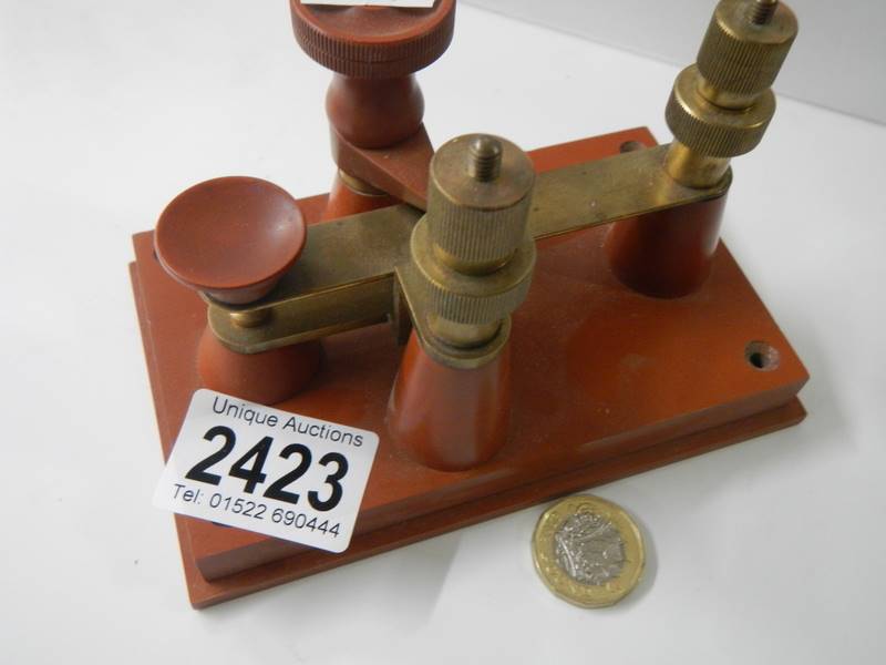 A Morse key by HWS Ltd., key contact No. 1, catalogue No. WY2365, serial No. 6886. - Image 2 of 2