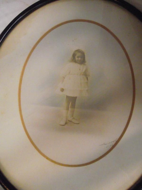 A pair of oval framed pictures - Image 4 of 5