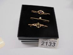 An Edwardian sapphire set 9ct gold brooch, Birmingham, an antique 15ct gold brooch set with a pearl,