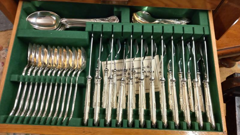 A superb quality canteen of cutlery in a two drawer case. COLLECT ONLY. - Image 11 of 13