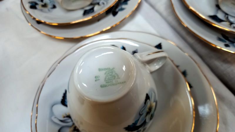 An 18 piece Bohemian Czechoslovakian China tea set - Image 2 of 2