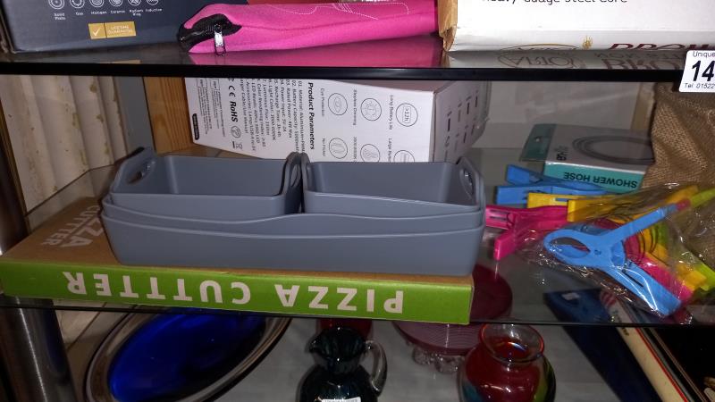 A quantity of 'new' kitchen items, includes casserole dish, baking trays, pizza slice, chopping - Image 4 of 5