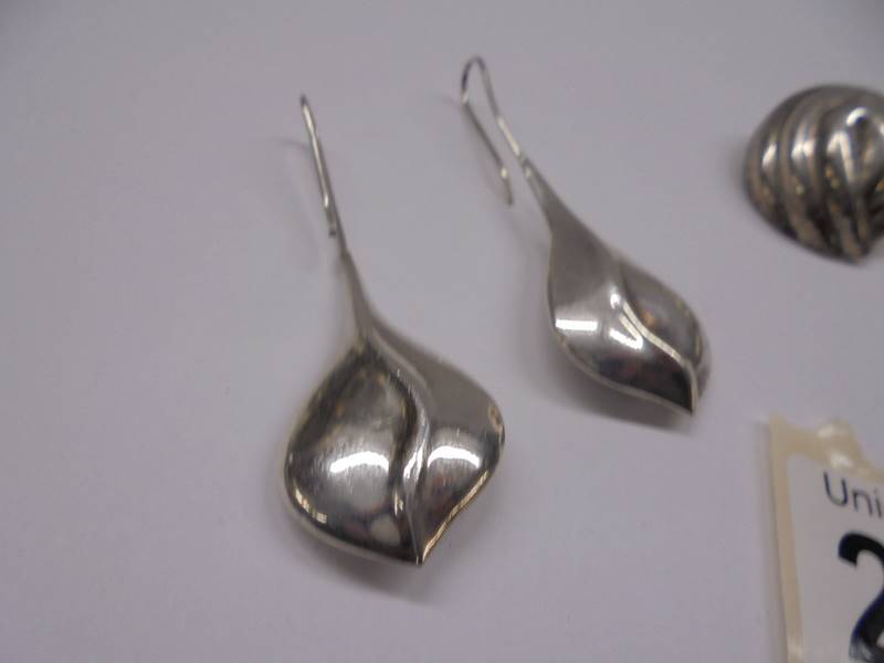 A pair of silver pendant earrings and a pair of silver stud earrings. - Image 3 of 3
