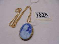 A Venetian glass cameo in an 18ct gold mount with attached 18ct gold chain, 9.3 grams.