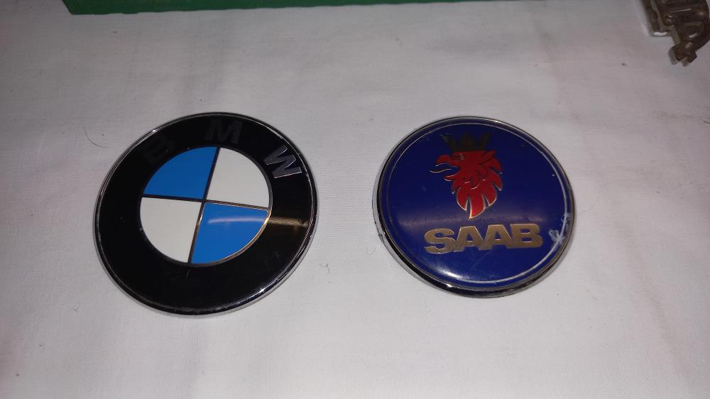 A tray of car badges including BMW, Mercedes, Saab, Ford, Skoda and a boxed Hoodies car mascot - Image 5 of 7