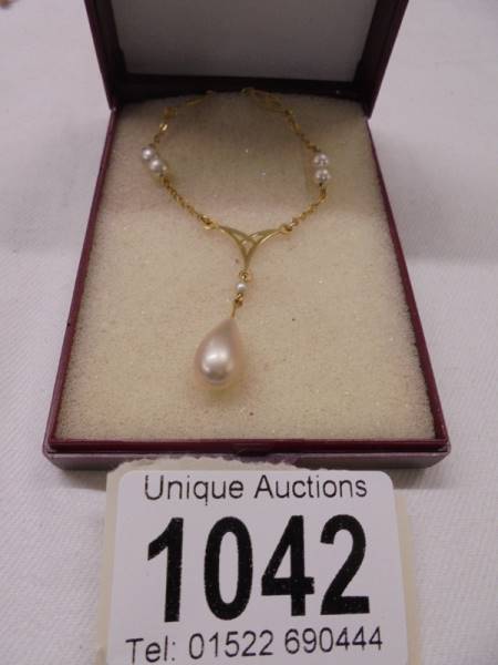 A 9ct gold and pearl necklace, 3.6 grams.