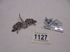 A silver dragonfly brooch and a contemporary silver cat brooch.