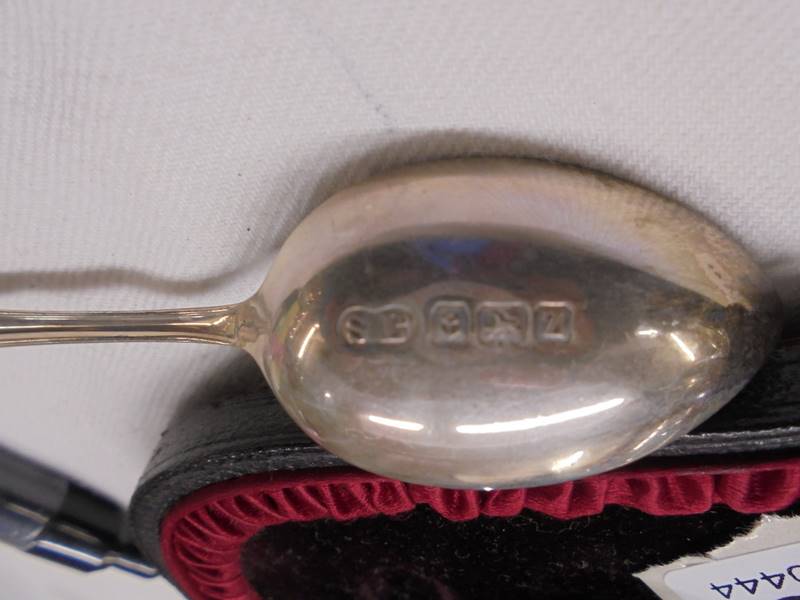 A cased set of six silver teaspoons, maker S Ltd., Birmingham 1924, - Image 3 of 3