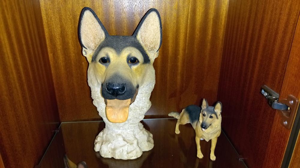 15 German Shepherd dog ornaments including Beswick, Border Fine Arts, a brass example etc COLLECT - Image 6 of 7