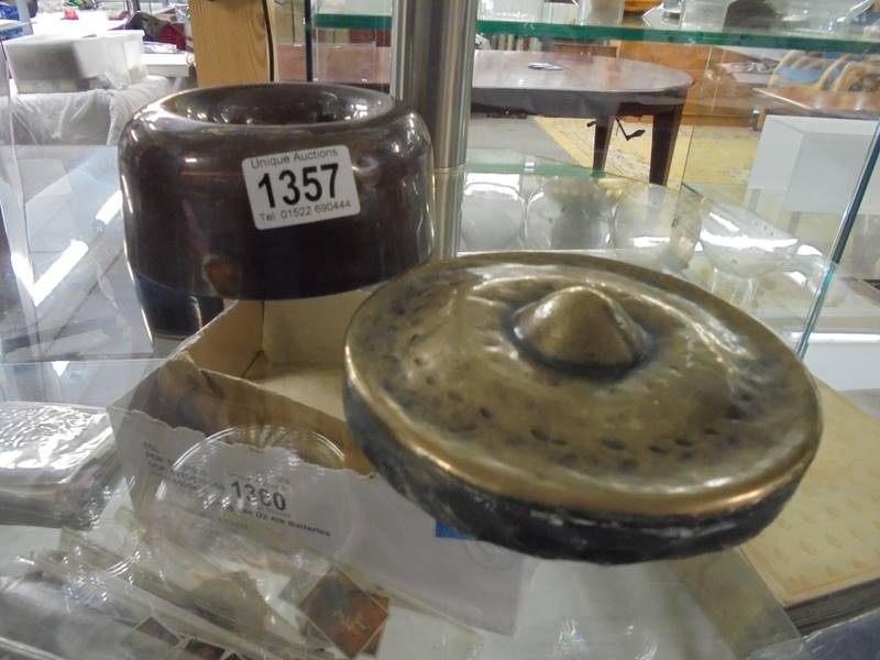 A Victorian copper jelly mould and a Victorian brass gong.