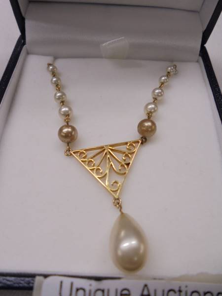 A 9ct gold and pearl necklace, 5 grams. - Image 2 of 2