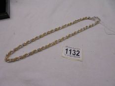 A silver necklace, 28.8 grams.