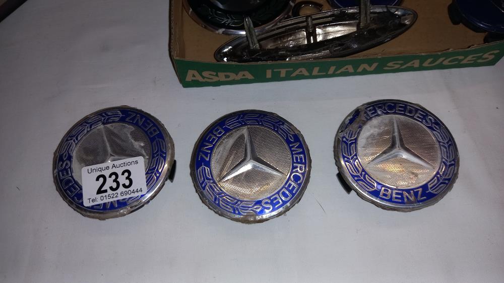 A tray of car badges including BMW, Mercedes, Saab, Ford, Skoda and a boxed Hoodies car mascot - Image 2 of 7