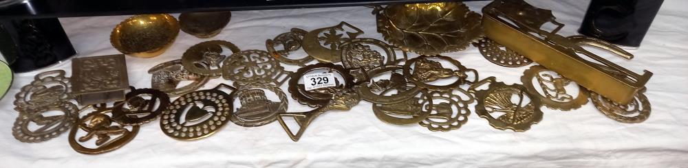 A quantity of horse brasses