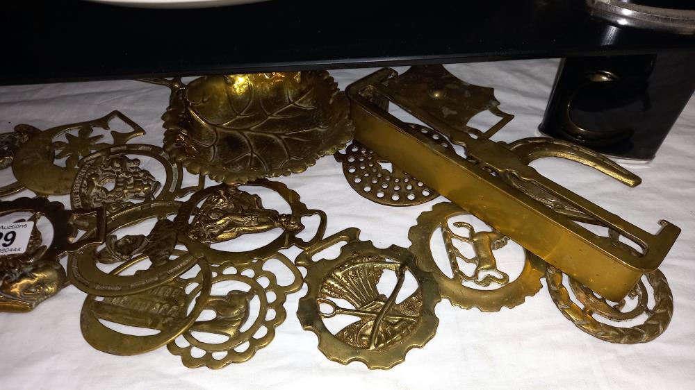 A quantity of horse brasses - Image 3 of 3