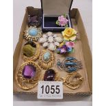 Twelve good quality brooches.