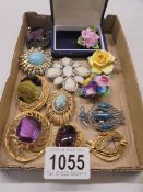 Twelve good quality brooches.