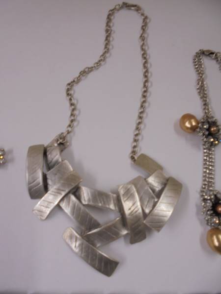 Three good quality necklaces and a bracelet. - Image 3 of 5