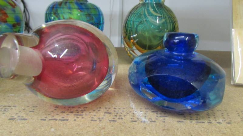 Six studio glass bud vases in various colours. - Image 4 of 5