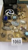 A mixed lot of vintage brooches.