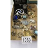 A mixed lot of vintage brooches.