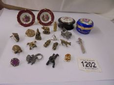 A mixed lot of miniature brass figures and other items.