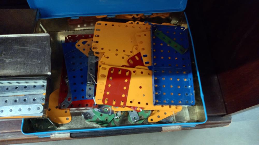 A quantity of vintage Meccano in 4 metal tins - Image 3 of 4