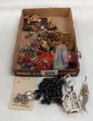 A mixed lot of vintage jewellery