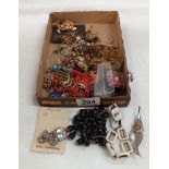 A mixed lot of vintage jewellery