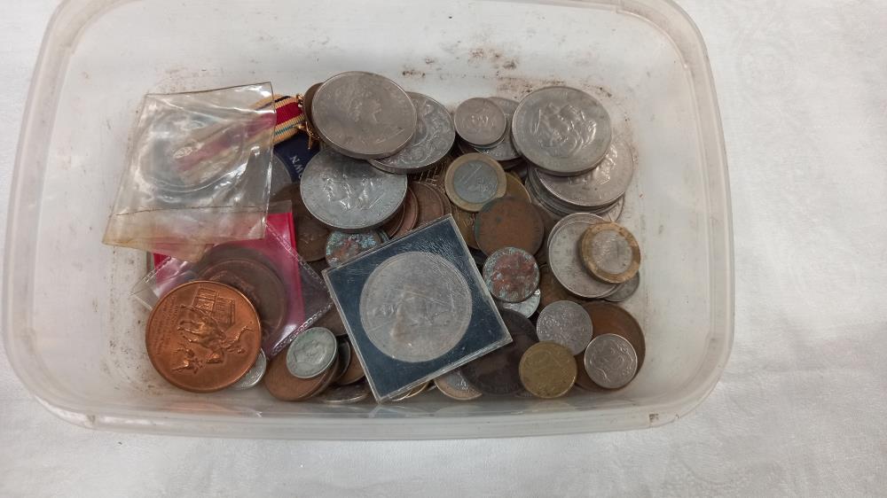 A box of mixed coins - Image 2 of 2