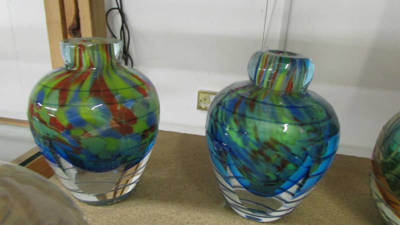Six studio glass bud vases in various colours. - Image 2 of 5