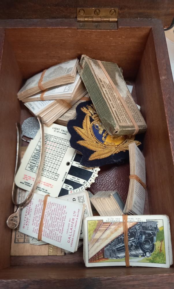 A box of miscellaneous items including Dutch cards, cigarette cards, buttons, badges etc - Image 3 of 4