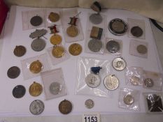 A mixed lot of commemorative coins and medallions.