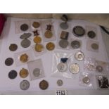 A mixed lot of commemorative coins and medallions.