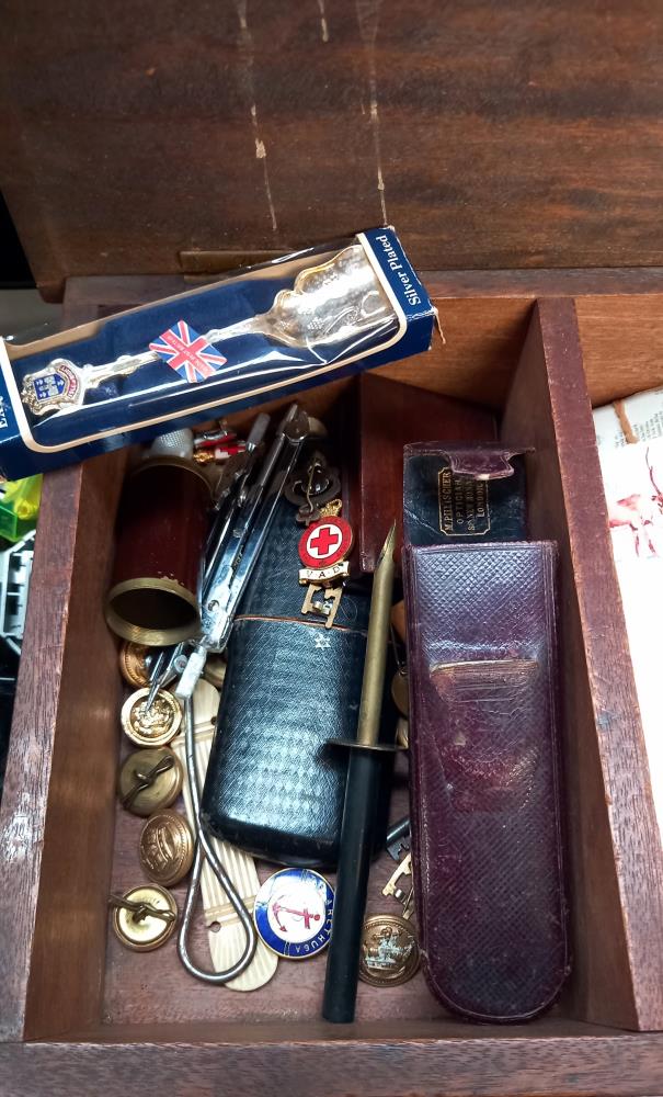 A box of miscellaneous items including Dutch cards, cigarette cards, buttons, badges etc - Image 2 of 4