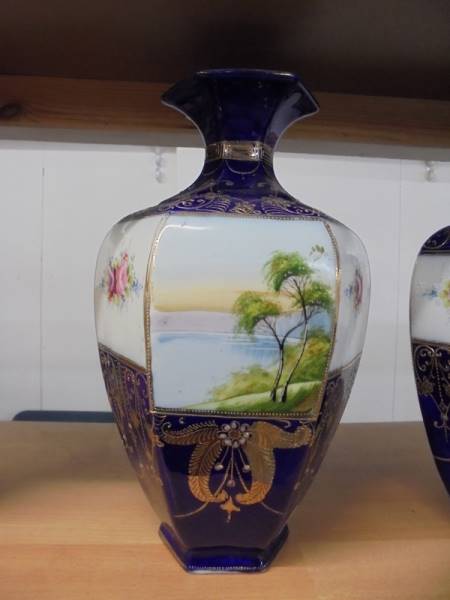 A pair of hand decorated oriental vases marked Kinso-Nippon - Image 3 of 3