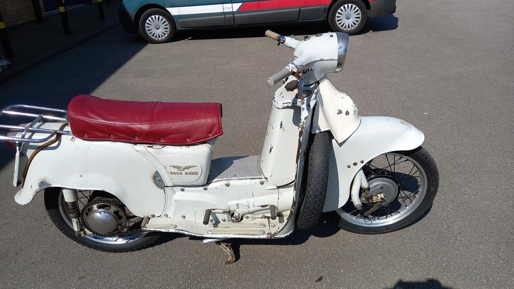 A vintage Moto Guzzi Galletto 1966 Scooter with documentation and a number of spares - Image 6 of 27