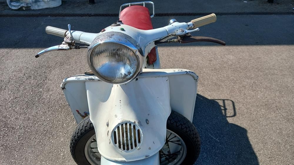 A vintage Moto Guzzi Galletto 1966 Scooter with documentation and a number of spares - Image 4 of 27
