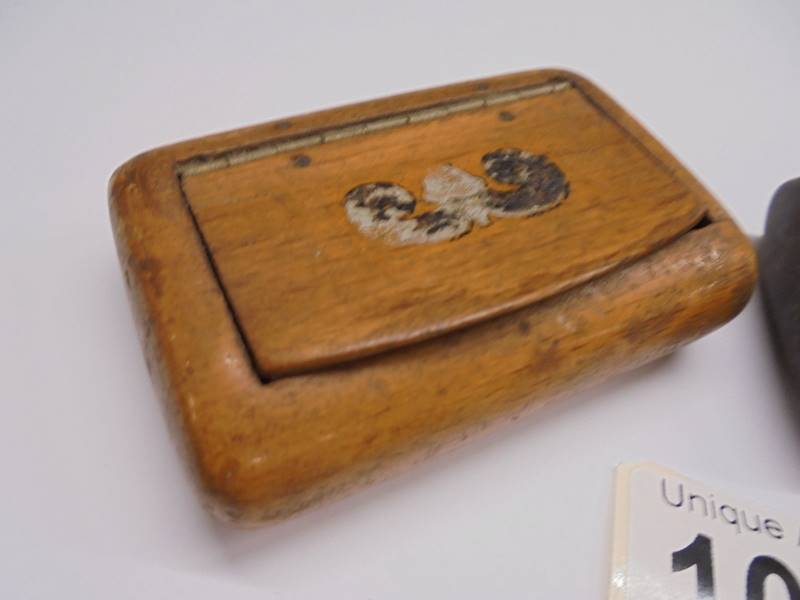 Two 19th century wooden snuff boxes. - Image 2 of 5