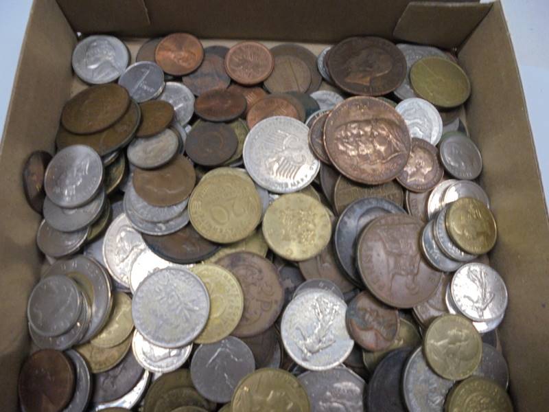 A mixed lot of UK and foreign coins. - Image 2 of 3