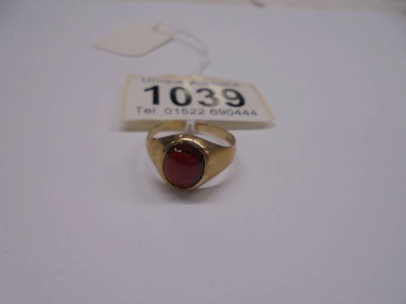 A 9ct gold ring set large red stone, size Q half, 2.5 grams.