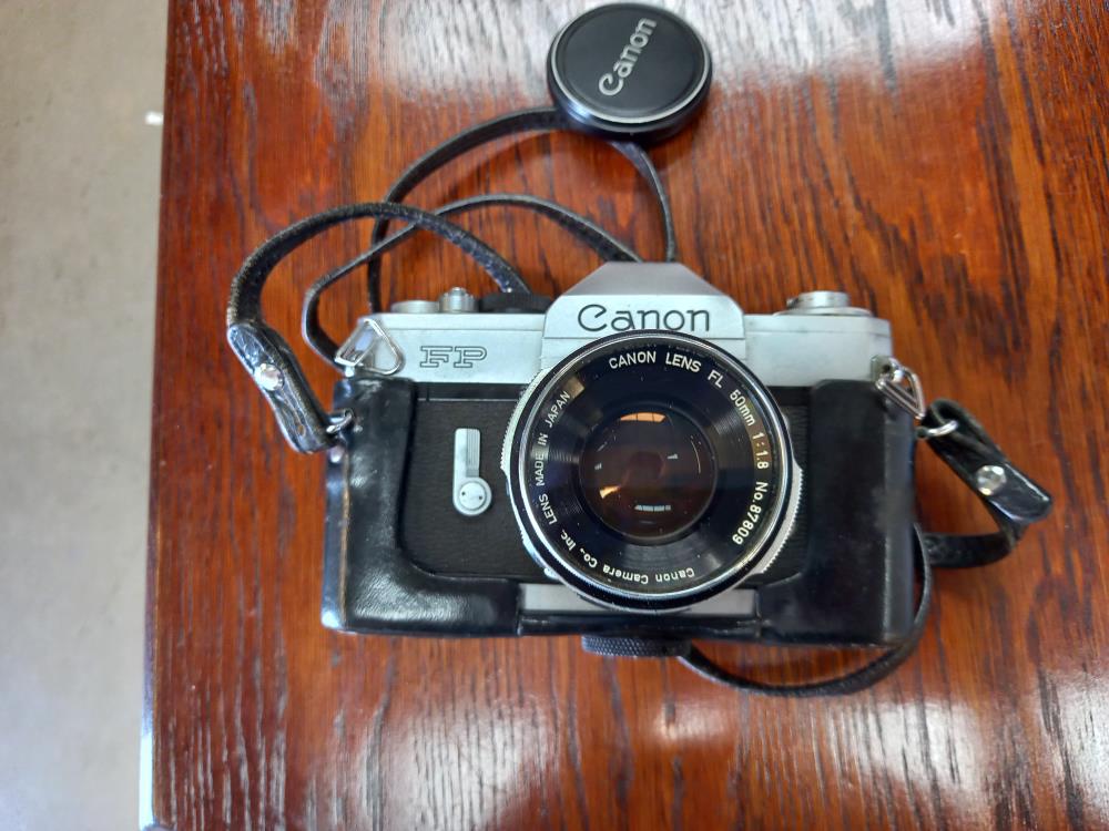 A vintage Canon FP 35mm camera & lenses, Pentacon 2.8/135 VB Komura F:3.5 135mm & Canon 1:2.5 - Image 2 of 2