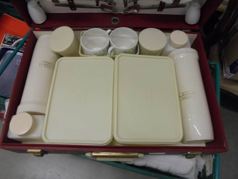 A good quality vintage picnic case complete with contents (circa 1960/70's) COLLECT ONLY. - Bild 4 aus 4