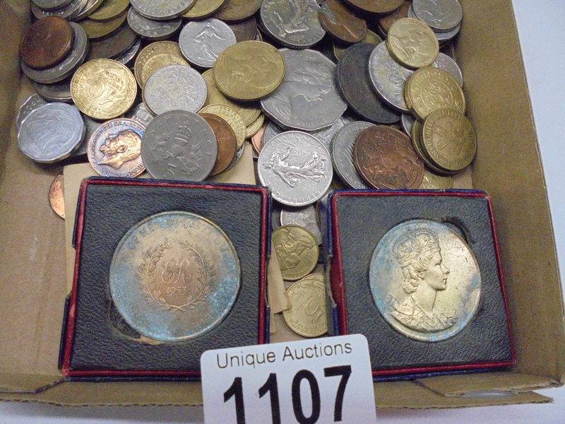 A mixed lot of UK and foreign coins. - Image 3 of 3