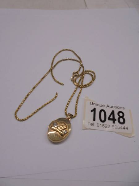 A 9ct gold locket on a 9ct gold chain (chain broken), 8 grams.