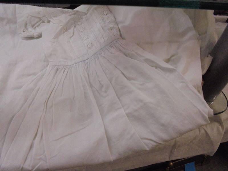 A collection of Victorian and later white baby gowns. - Image 2 of 3