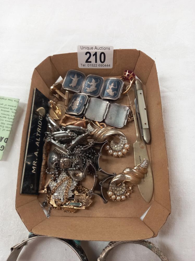 A tray of costume jewellery including yellow metal, Alpaca bangle 7 penknives etc. - Image 3 of 3